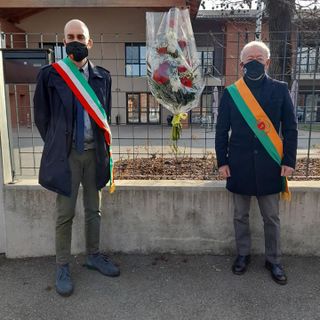 Sindaco e presidente del consiglio comunale davanti alla rsa di Venaria