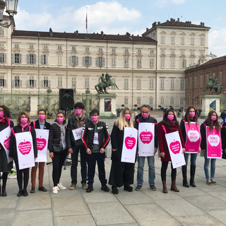 Attiviste e attivisti del Giusto Mezzo in piazza Castello