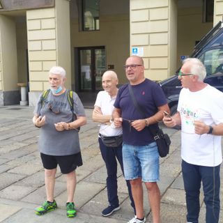 Persone incatenate davanti alla Regione