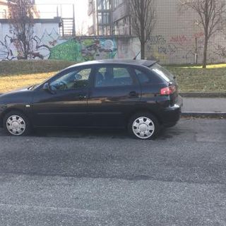 A Parella ancora gomme tagliate e pneumatici abbandonati