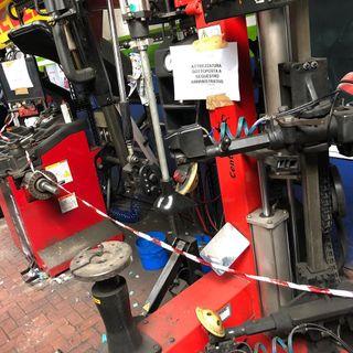 Controlli della Polizia Municipale, scoperto un gommista abusivo: per lui oltre 5 mila euro di multa