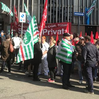 Torino, al Gradenigo la protesta dei lavoratori della sanità privata: “Noi da 12 anni senza contratto”