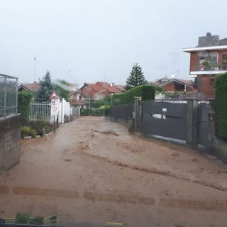 Violenta grandinata a Rosta, nubifragio a Ciriè, le strade diventano fiumi di acqua e fango (FOTO e VIDEO)