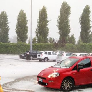Grandine su Moncalieri, strade allagate a Nichelino: il maltempo colpisce nella cintura sud