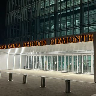 Giornata contro la violenza sulle donne: l’insegna del grattacielo della Regione illuminata di arancione