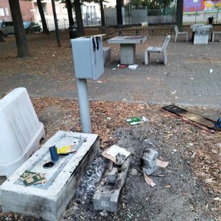 degrado e segni di grigliata in un parco