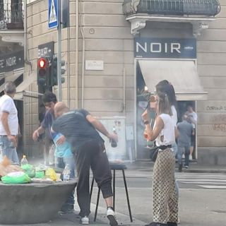 gente che griglia in strada