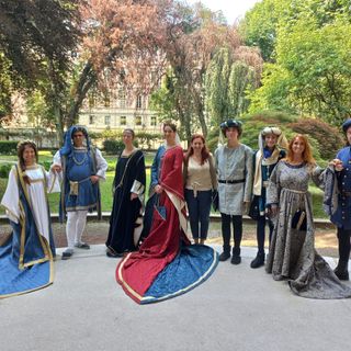 foto di gruppo con persone in costume