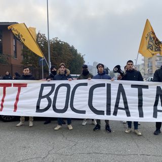 Protesta di studenti con uno striscione