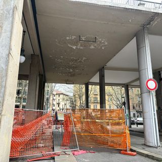 In corso Francia l'intonaco &quot;cade a pezzi&quot;: transenne e nessun intervento davanti al centro Gtt