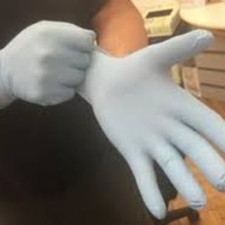 Anche l'Oms sostiene che "i guanti non sono raccomandabili". Cadrà l'obbligo nei supermercati? Anche l'Oms sostiene che "i guanti non sono raccomandabili". Cadrà l'obbligo nei supermercati?