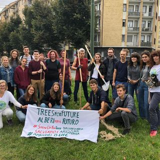Guerrilla gardening in corso Maroncelli: &quot;attacco&quot; dei ragazzi di Fridays for Future, piantati nuovi alberi