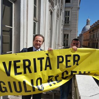 Da sinistra, Guerrini e Versaci srotolano lo striscione sul Municipio di Torino