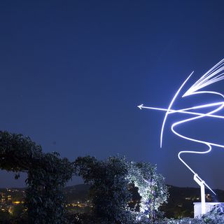 Uno dei Guerrieri di Richi Ferrero sui tetti di Torino illuminato nella notte