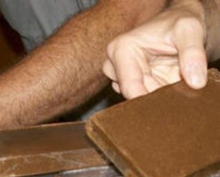 &quot;Mio figlio ha in camera una sostanza strana&quot;: e i carabinieri trovano hashish
