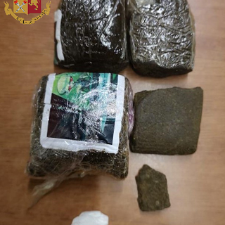 Tenta la fuga in un condominio, pusher arrestato dagli agenti a Madonna di Campagna