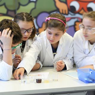 Camice e occhiali, provette e reagenti: i bambini scoprono la scienza con ricercamondo