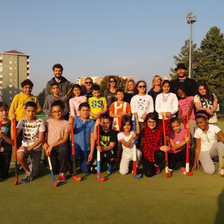 Hockey gratuito per i bambini di Mirafiori: la scuola Vidari leva alte le mazze dei piccoli campioni (FOTO E VIDEO)