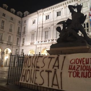Appendino condannata, nella notte sotto il Comune compare lo striscione che inneggia all'Honestà