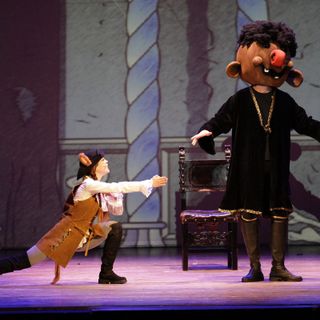 Una scena del Gatto con gli Stivali a teatro