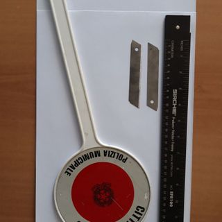 Aggredisce una donna con un taglierino: disarmato e arrestato dagli agenti della polizia municipale