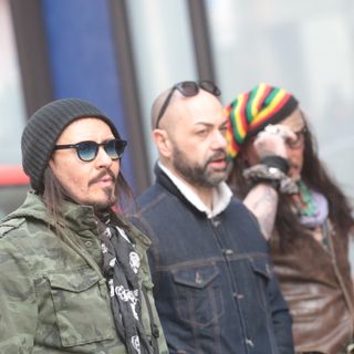 Da Varese a Susa: i fan a caccia di un selfie con Johnny Depp davanti al Principi di Piemonte [FOTO E VIDEO]