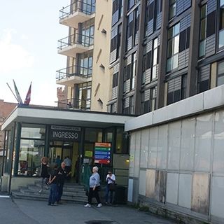 Cedono alcuni pannelli del controsoffitto dell'ospedale mentre è in corso un intervento, paura ad Ivrea