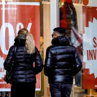 Saldi partiti sotto la pioggia, Confesercenti: &quot;Consumatori in parte scoraggiati&quot;