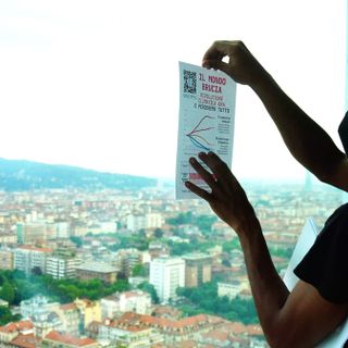 Extinction Rebellion: Intesa San Paolo chiede di portare a processo l'attivista che aveva lasciato i volantini all'interno del Grattacielo