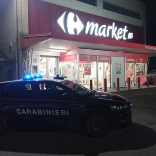Ivrea, rapinatore disarmato dai negozianti e arrestato dai Carabinieri