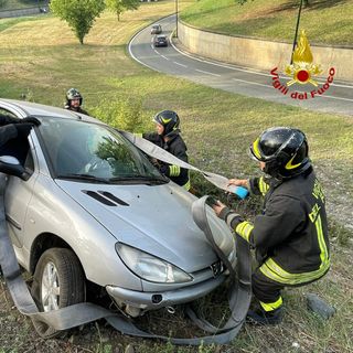 Auto fuori strada tra corso Regina e corso Sacco e Vanzetti: una donna ferita, non è grave