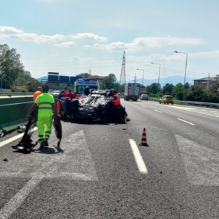 Auto ribaltata sulla tangenziale sud Torino-Piacenza: ferito il conducente