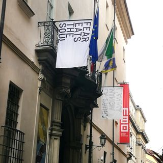 Fear eats the soul, La paura mangia l'anima: davanti al Mao sventola la bandiera dell'artista Rirkrit Tiravanija