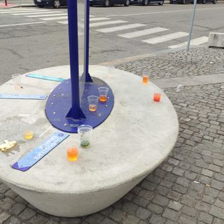 Il risveglio di Borgo Rossini tra bottiglie di vetro rotte e spritz abbandonati a metà