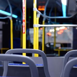 interno di un bus vuoto