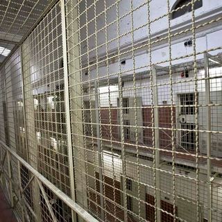 Carcere delle Vallette, detenuto appicca incendio nella propria cella: quattro agenti intossicati