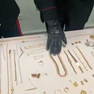 A Verolengo, sequestrato dai Carabinieri un sacchetto pieno di gioielli d'oro: due uomini denunciati