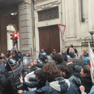 Corteo anti G7, scontri in centro con le forze dell'ordine. Lancio di uova e fumogeni sulla polizia [FOTO E VIDEO]