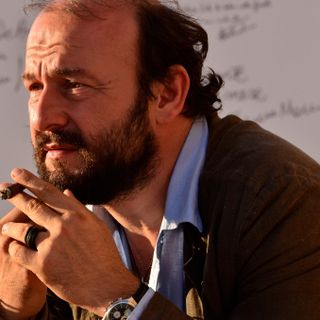 &quot;Conoscere il respiro, esattamente&quot;: l'installazione urbana con la poesia di Davide Rondoni