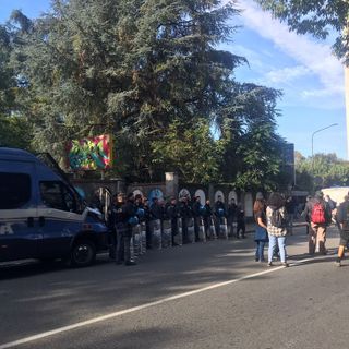 Blitz della polizia all’alba, in corso lo sgombero dell’Edera Squat