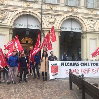 Stipendi da 100 euro, l'angoscia delle donne delle pulizie di Intesa Sanpaolo: &quot;Facciamo la fame&quot;