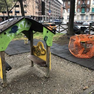 Gli arredi usurati dell'area giochi di via Ventimiglia