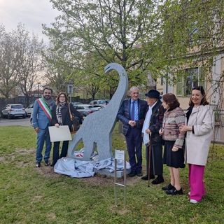 Ezio Gribaudo (secondo a destra nell'immagine) insieme alla figlia e alle autorità all'inaugurazione dell'opera il &quot;Dinosauro&quot; a Moncalieri