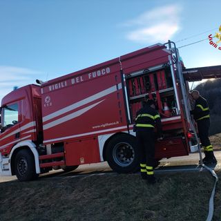 Passata la paura a Condove: i Vigili del fuoco hanno spento l'incendio nonostante il forte vento
