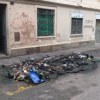Porta Palazzo, ancora fuoco in strada in via La Salle: coinvolti bidoni dei rifiuti, auto e palazzi