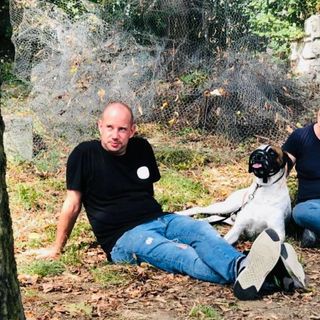 Nella foto i progettisti Ivan Schmidt e Vassilia Sacco con il cane meticcio &quot;Ottone&quot; che rappresenta il primo caso del progetto.