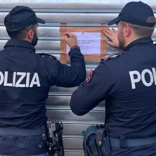 Droga sotto le sedie e nei dispenser dello zucchero: chiuso per 15 giorni un kebab in quartiere Aurora