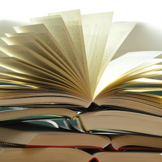 libro aperto su altri libri