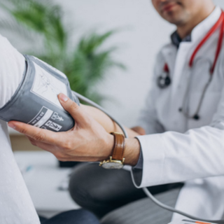 medico che misura la pressione