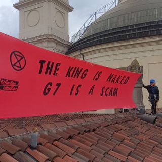Attivisti di Extinction Rebellion sul tetto in piazza Carlina: &quot;Il re è nudo, il G7 è una presa in giro&quot; [VIDEO E FOTO]